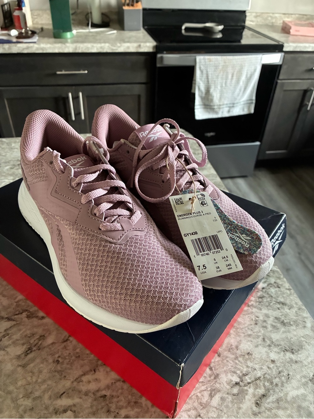 Brand new women’s 7.5 Reebok Energen 2
